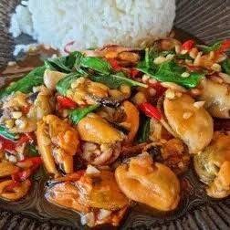 ข้าวกระเพราหอยแมงภู่ไข่ดาว แฝด