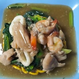 เจ้อี้ด ราดหน้า ผัดซีอิ้ว
