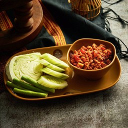 น้ำพริกอ่องและผักสด