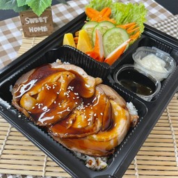 เบนโตะข้าวหน้าหมูชาชู/สลัด