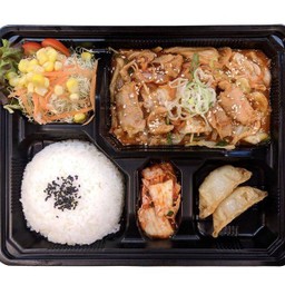 ชุดเบนโตะหมูเผ็ดซอสมิโซะ ฟรี มิโซะซุป