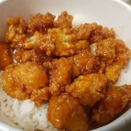 ข้าวไก่ทอดซอสน้ำปลา