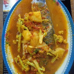 แกงส้มปลากระพงเป็นกับ