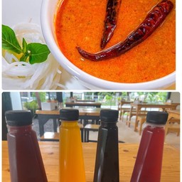 ให้ลูกค้าเลือกน้ำยากะทิ เขียวหวานไก่ หรือไตปลา พร้อมมีน้ำให้เลือก เก๊กฮวย กระเจี๊ยบ โอเลี้ยง ชาดำเย็น