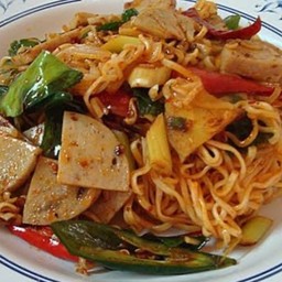 มาม่าผัดขี้เมาหมูยอ