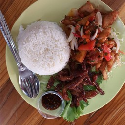 ข้าวไก่ทอดสามรส+หมูแดดเดียว