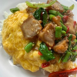 กะเพราหมูกรอบไข่ข้น