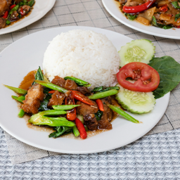 ผัดคะน้าหมูกรอบ