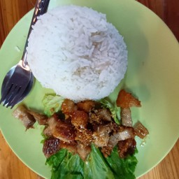 ข้าวหมูกรอบกระเทียม