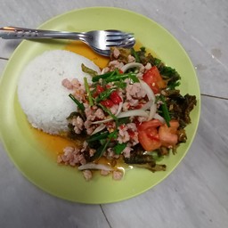 ข้าวยำผักบุ้งกรอบ