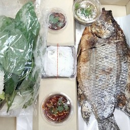 เมี่ยงปลานิลเผา เสิร์ฟด้วยผักสด ขนมจีน และดูน้ำจิ้ม สูตรเด็ดของทางร้าน