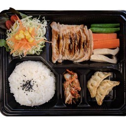 ชุดเบนโตะหมูย่างซีอิ๊ว ฟรี มิโซะซุป