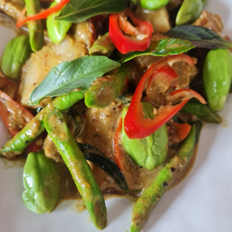 ผัดพริกแกงหมูกรอบ