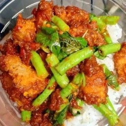 ข้าวผัดพริกแกงไก่กรอบ