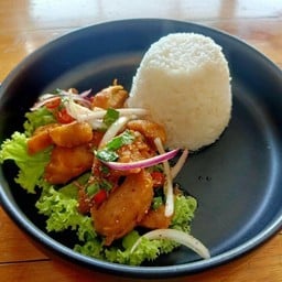 ข้าวยำไก่กรอบน้ำตก