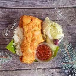 ข้าวไข่เจียวหอมแดง ฟรี ผักสด และ น้ำจิ้มแจ่วปลาร้า