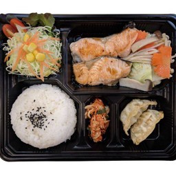 ชุดเบนโตะแซลมอนย่าง ฟรี ซุปมิโซะ