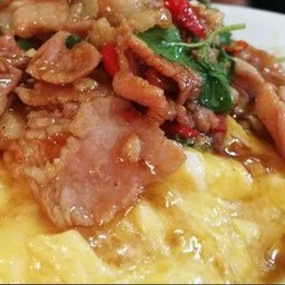 กะเพราเบคอนไข่ข้น