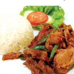 ผัดพริกแกงหมูราดข้าว