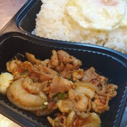 ข้าวกะเพราหมูสามชั้น
