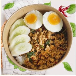 กระเพราอกไก่ล้วนไม่น้ำมันไข่ต้ม