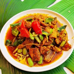 ผัดหมูกับลูกเหรียง