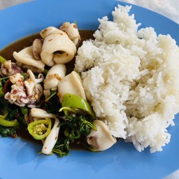 กระเพราปลาหมึกราดข้าว