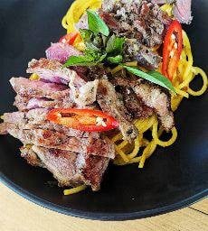 สปาเก็ตตี้ผัดขี้เมาสเต็กเนื้อ