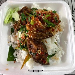 กะเพราปลาดุกทอดกรอบ