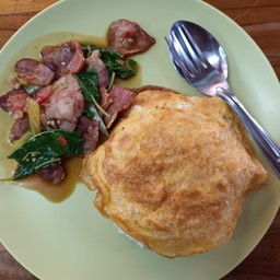 ข้าวกระเพาเบค่อน