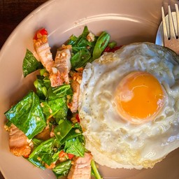 คะน้า หมูกรอบ