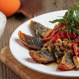 กะเพราไข่เยี่ยวม้าราดข้าว