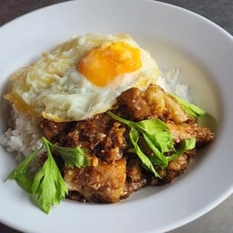 เนื้อเปื่อยสามชั้นราดข้าวกระเทียมพริกไทยไข่ดาว