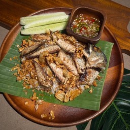 ข้าวปลาทูทอดกระเทียม