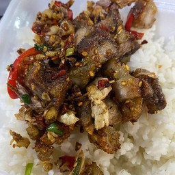 หมูกรอบคั่วพริกเกลือราดข้าว