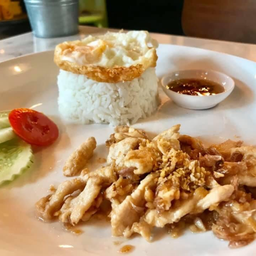 ข้าวกระเทียม+ไข่ดาว