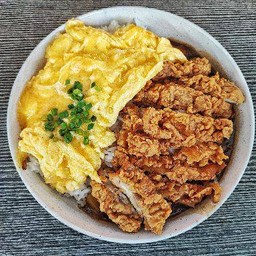 ข้าวแกงกะหรี่ไก่ทอด(ไข่ข้นสั่งแยกค่ะ)