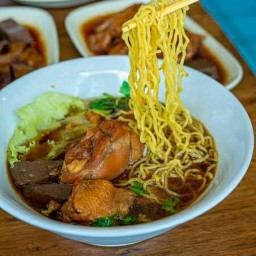 ก๋วยเตี๋ยวพริกกะเหรี่ยง  บ้านบึง ชลบุรี