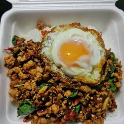 ข้าวผัดโหระพาพริกแห้ง