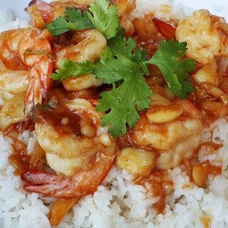 ผัดกระเทียมพริกไทยราดข้าว