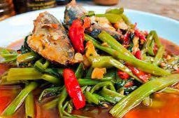 ผัดผักบุ้งปลากระป๋อง