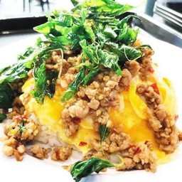 กะเพราไข่ลาวาหมูสับราดข้าว