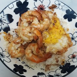 กุ้งสด ไข่กระเทียมราดข้าว