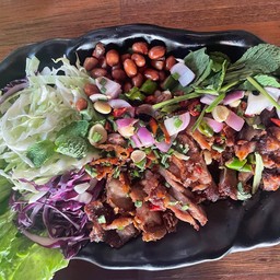 ยำคอหมูทอด