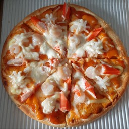 พิซซ่า รวมมิตร แฮม เบคอน กุ้ง สับปะรด ไส้กรอก.