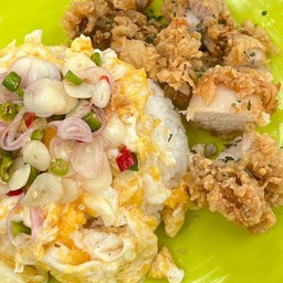 ข้าวไข่ขยี้ไก่กรอบ