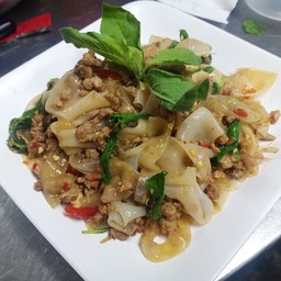 เส้นใหญ่ผัดกะเพรา