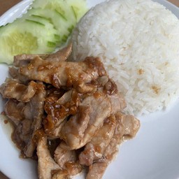 หมูกระเทียมราดข้าว