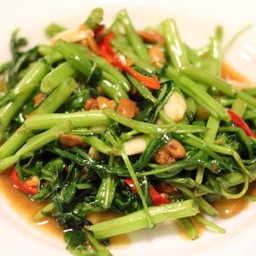 ข้าวผัดผักบุ้งจีนเต้าเจี้ยวพริกแห้ง