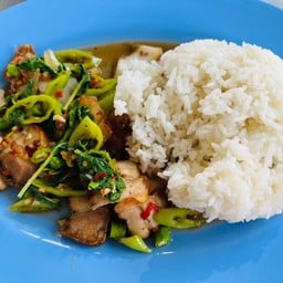 กระเพราหมูกรอบราดข้าว